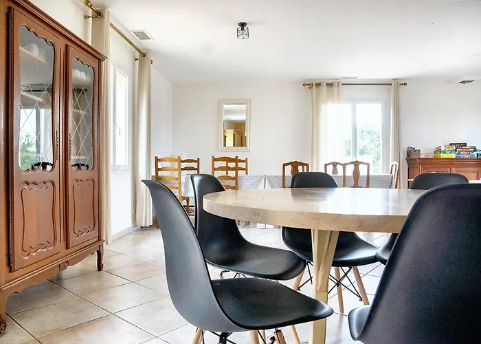 Villa Spacieuse à Saint-jean-du-pin Avec Piscine Privée