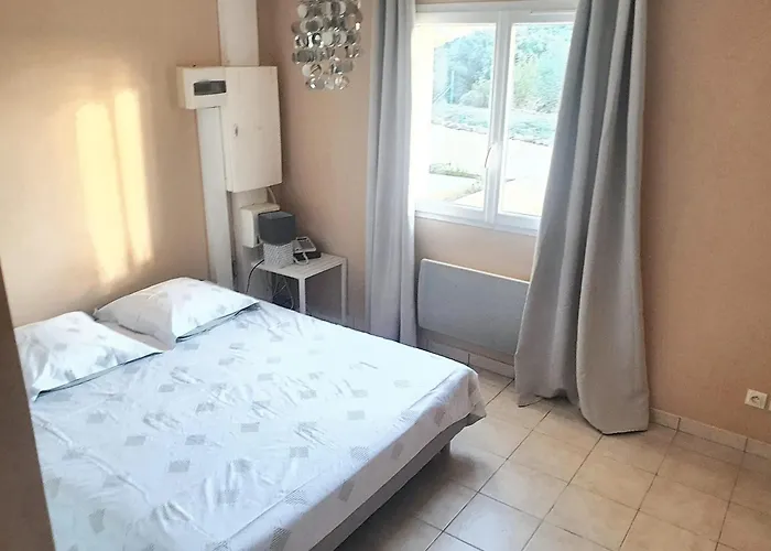 Villa Spacieuse à Saint-jean-du-pin Avec Piscine Privée