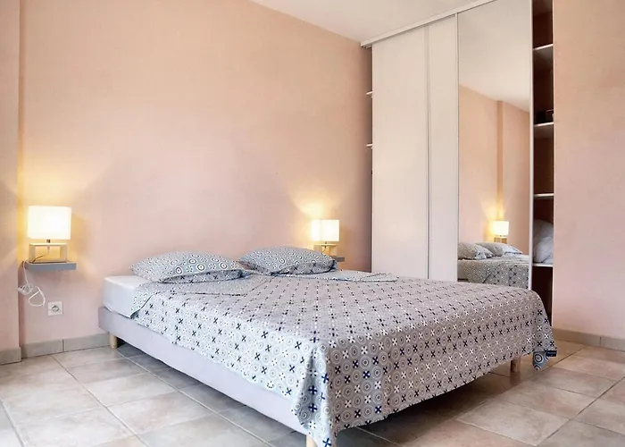 Villa Spacieuse à Saint-jean-du-pin Avec Piscine Privée