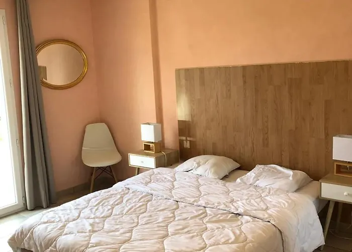 Villa Spacieuse à Saint-jean-du-pin Avec Piscine Privée