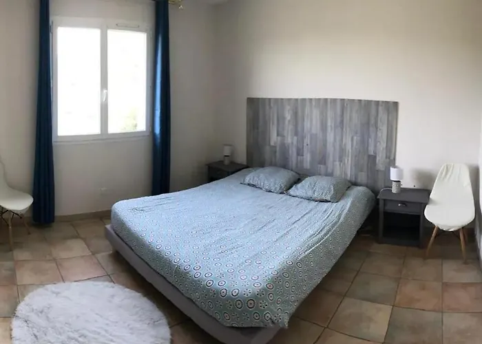 Villa Spacieuse à Saint-jean-du-pin Avec Piscine Privée